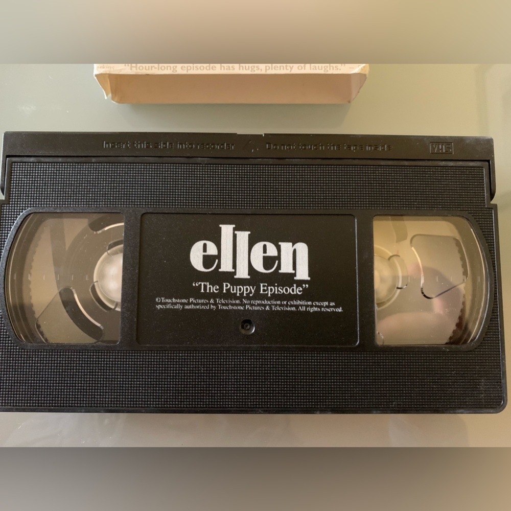 Ellen: Season 4, Episode 23 The Puppy Episode Ellen DeGeneres LGBTQ- Coming Out - Picture 5 of 6